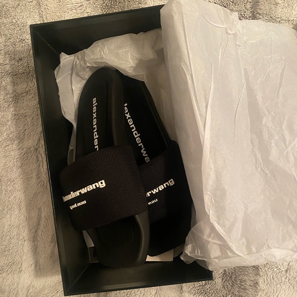 BRAND NEW- received as gift and they are wrong size - Picture 6 of 7